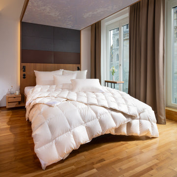 BEtt mit DAunendecke und Polster