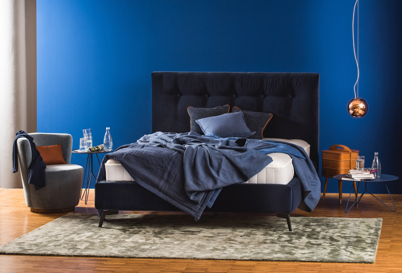 Bett blau Samt