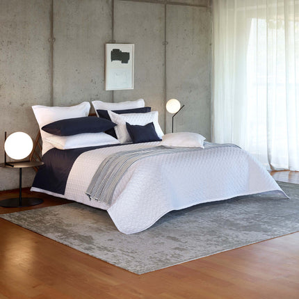 Suave_quilt_white_bed