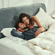 Paar im Bett mit Eiderdaune Decke